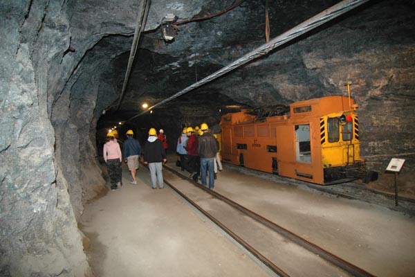 在最近50年，安全法规得到了极大的完善，同时矿业公司在安全上也期望保持最高标准。